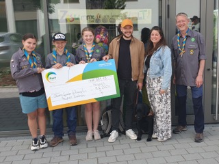 Gruppenfoto der Schecküberreichung