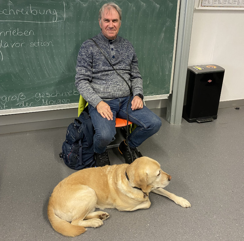 Unser Präsident Roland Welter mit Führhund Lou vor der Klasse.