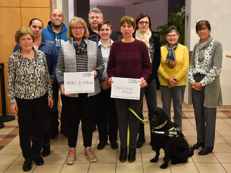 Gruppenfoto bei der Schecküberreichung